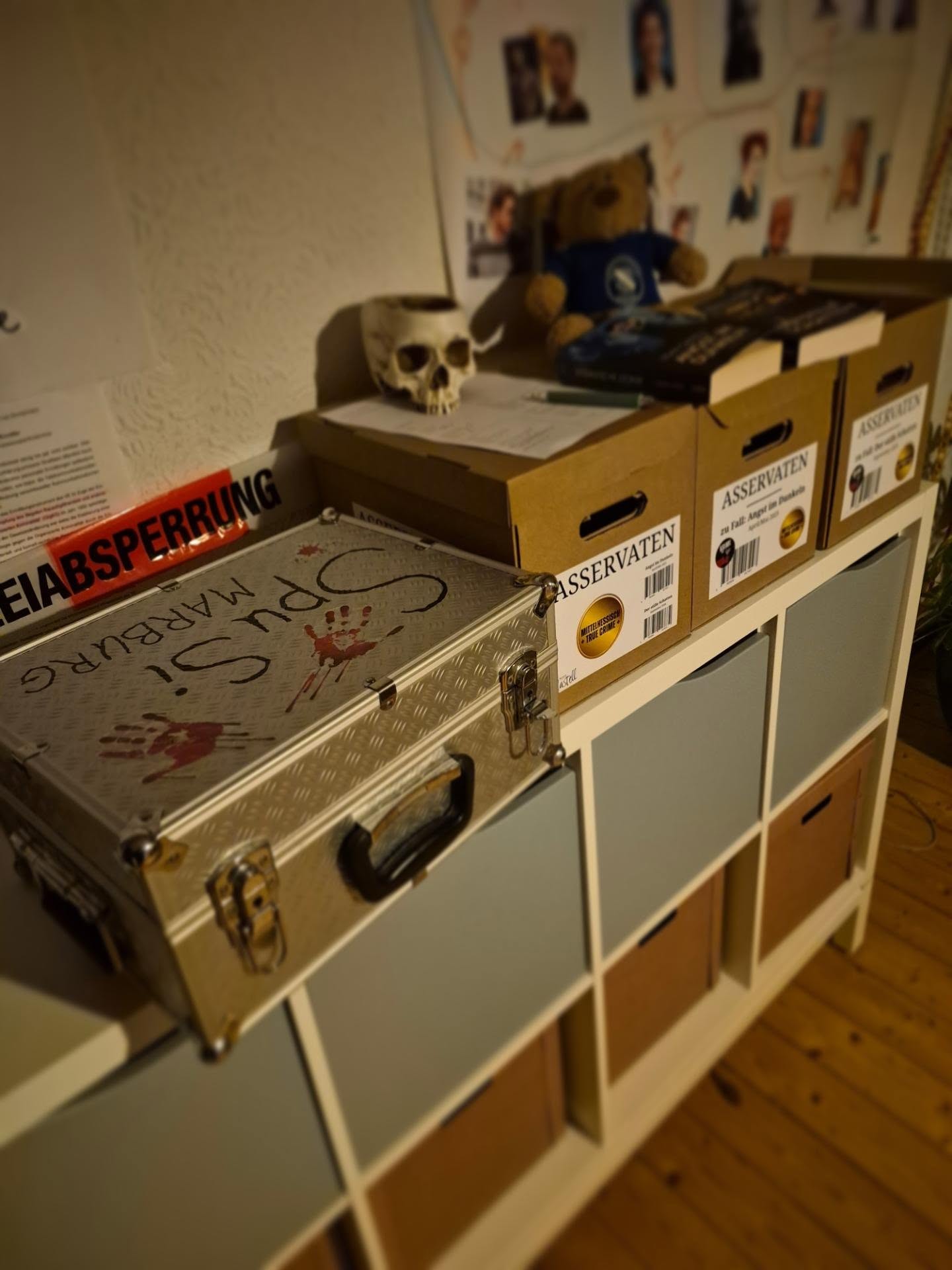Soooo... #AnnaundDobbs sind am Freitag wieder auf Tour. Diesmal in Niederweimar. Noch sind die Ermittlungsakten und Asservaten unter Verschluss, in der @alte_kirche_niederweimar werden sie geöffnet.
#AngstimDunkeln #DerstilleSchatten #TatortMittelhessen